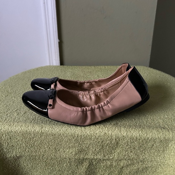 New Michael Kors Tan/Black Leather Cap Toe Logo Ballet Flats - Picture 2 of 13